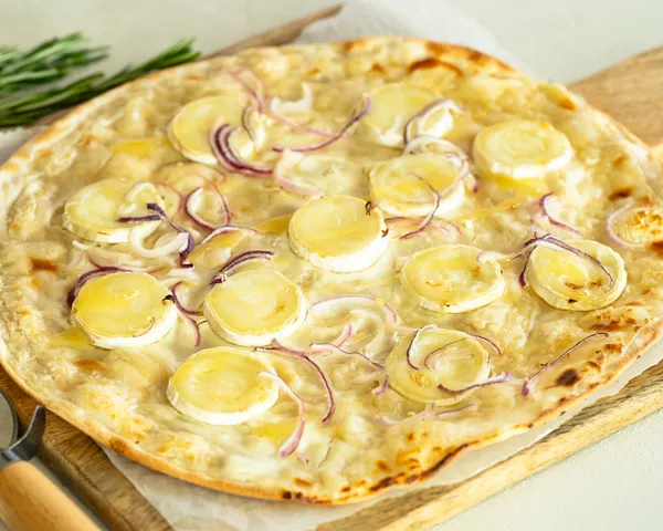 Flammkuchen mit Ziegenkäse und Honig